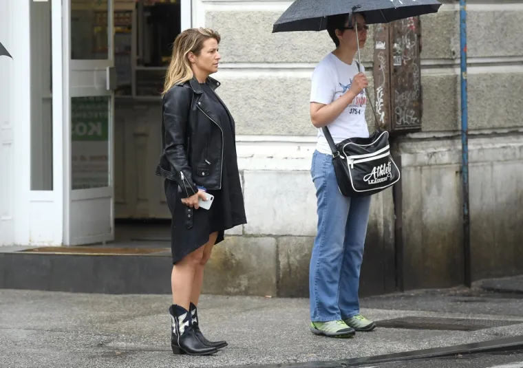 Fotograf ju je uhvatio dok je i&scaron;la na bankomat, nakon čega je sjela u automobil.