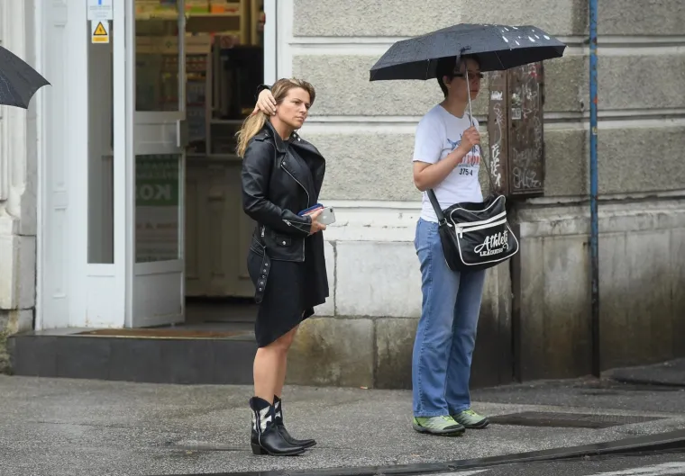 ANTONIJA BLAĆE POKAZALA NOGE U BAJKERSKOJ KOMBINACIJI: Sva u crnom pro&scaron;etala po ki&scaron;i u zanimljivoj haljini