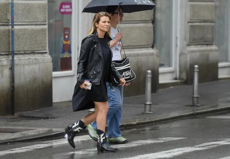 ANTONIJA BLAĆE POKAZALA NOGE U BAJKERSKOJ KOMBINACIJI: Sva u crnom pro&scaron;etala po ki&scaron;i u zanimljivoj haljini