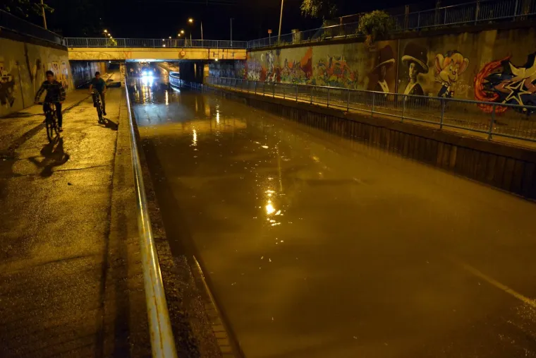 Nevrijeme s obilnom kišom poplavilo podvožnjak u Slavonskom Brodu