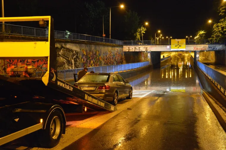 Nevrijeme s obilnom ki&scaron;om poplavilo podvožnjak u Slavonskom Brodu
