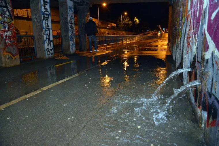 Nevrijeme s obilnom ki&scaron;om poplavilo podvožnjak u Slavonskom Brodu
