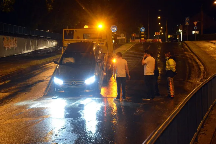 Nevrijeme s obilnom ki&scaron;om poplavilo podvožnjak u Slavonskom Brodu