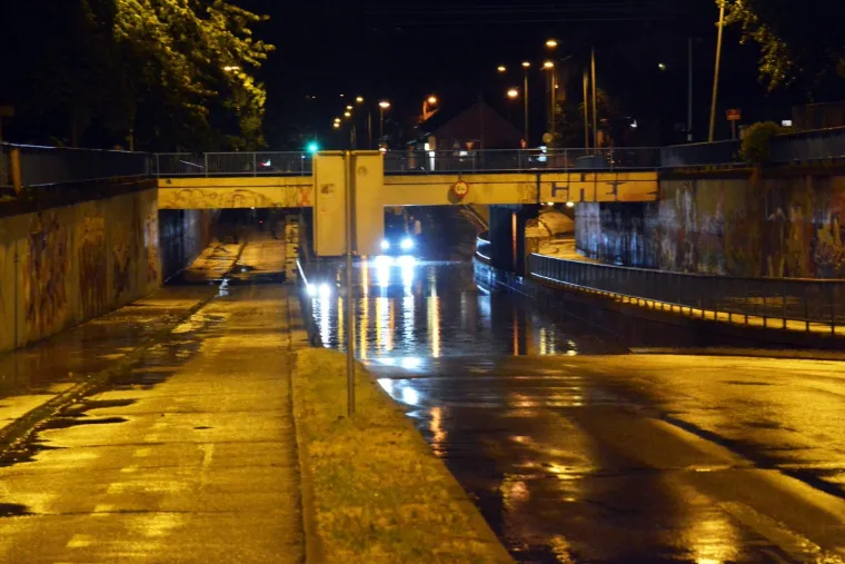 Nevrijeme s obilnom ki&scaron;om poplavilo podvožnjak u Slavonskom Brodu