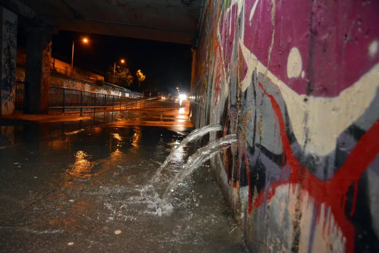 Nevrijeme s obilnom ki&scaron;om poplavilo podvožnjak u Slavonskom Brodu