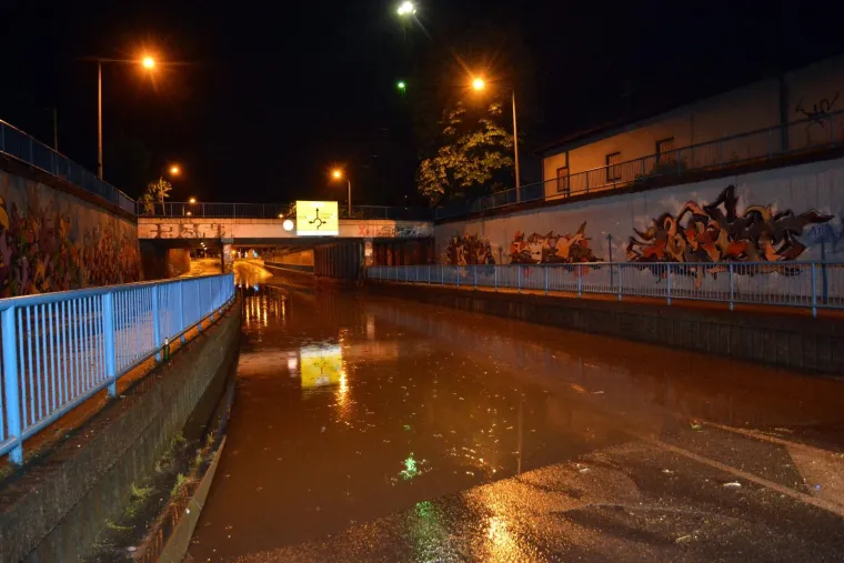 Nevrijeme s obilnom ki&scaron;om poplavilo podvožnjak u Slavonskom Brodu