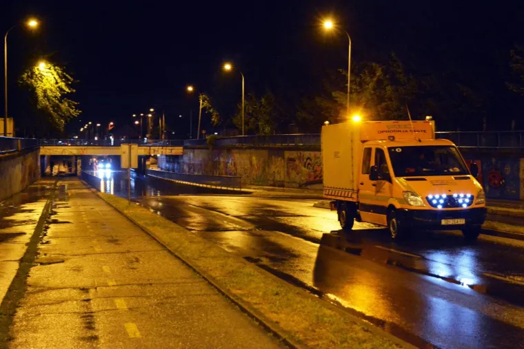 Nevrijeme s obilnom ki&scaron;om poplavilo podvožnjak u Slavonskom Brodu