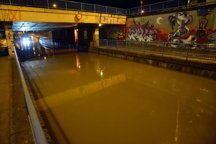 Nevrijeme s obilnom ki&scaron;om poplavilo podvožnjak u Slavonskom Brodu