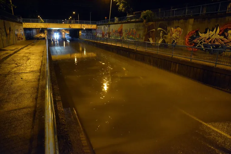 Nevrijeme s obilnom ki&scaron;om poplavilo podvožnjak u Slavonskom Brodu