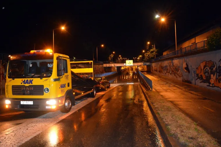 Nevrijeme s obilnom ki&scaron;om poplavilo podvožnjak u Slavonskom Brodu