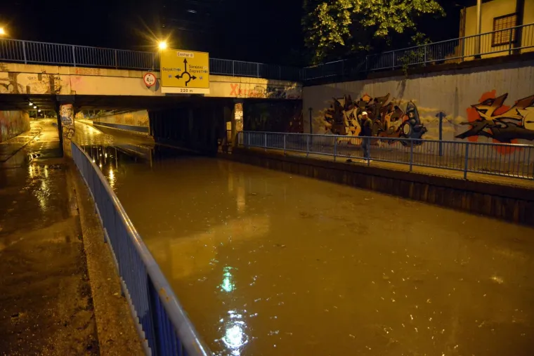 Nevrijeme s obilnom ki&scaron;om poplavilo podvožnjak u Slavonskom Brodu