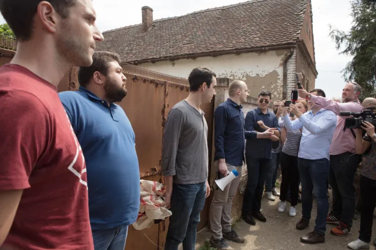 &Scaron;e&scaron;elj zaustavljen na ulazu u Hrtkovce: govor održao u selu Jarak