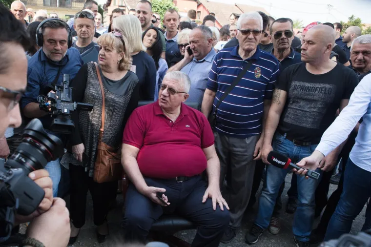 &Scaron;e&scaron;elj zaustavljen na ulazu u Hrtkovce: govor održao u selu Jarak