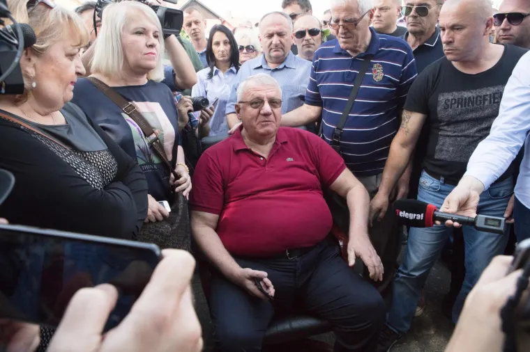 &Scaron;e&scaron;elj zaustavljen na ulazu u Hrtkovce: govor održao u selu Jarak