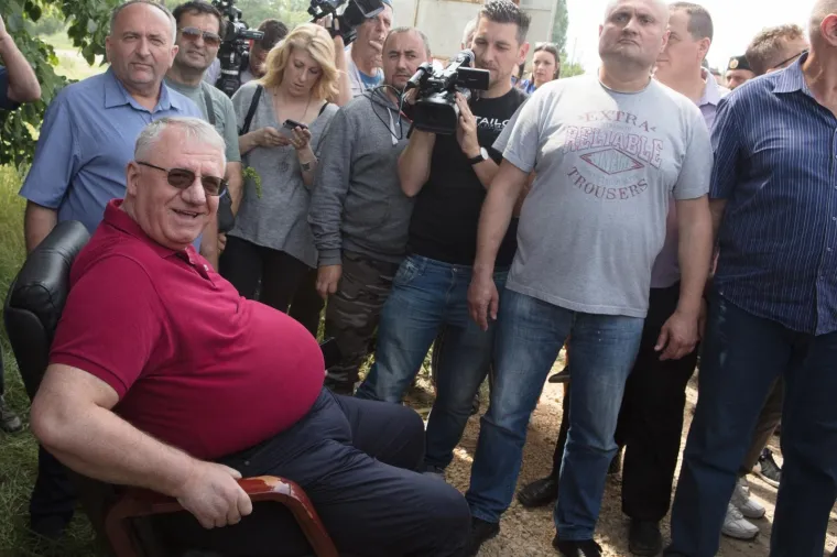 &Scaron;e&scaron;elj zaustavljen na ulazu u Hrtkovce: govor održao u selu Jarak