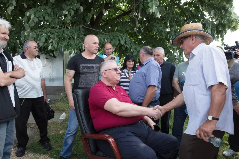 &Scaron;e&scaron;elj zaustavljen na ulazu u Hrtkovce: govor održao u selu Jarak