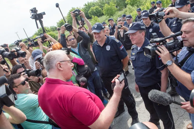 &Scaron;e&scaron;elj zaustavljen na ulazu u Hrtkovce: govor održao u selu Jarak