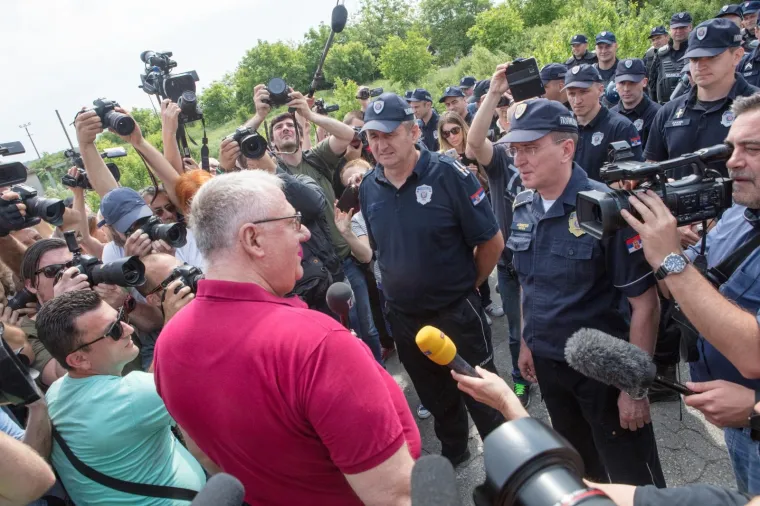 &Scaron;e&scaron;elj zaustavljen na ulazu u Hrtkovce: govor održao u selu Jarak