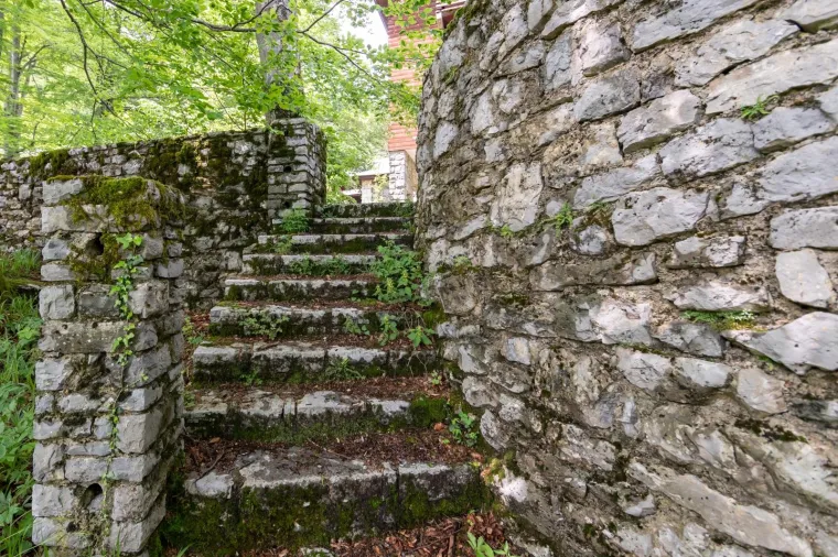 Titova vila na Plitvicama: nekada kruna arhitekture, a danas opljačkana ru&scaron;evina