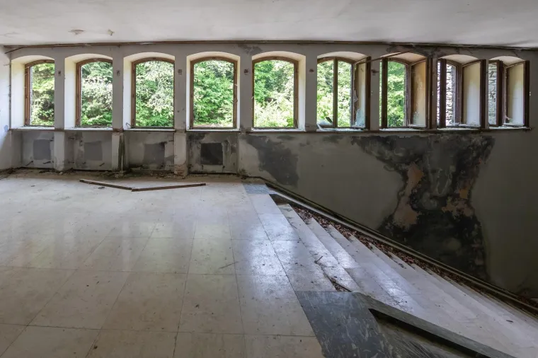 Titova vila na Plitvicama: nekada kruna arhitekture, a danas opljačkana ru&scaron;evina