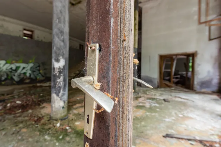 Titova vila na Plitvicama: nekada kruna arhitekture, a danas opljačkana ru&scaron;evina