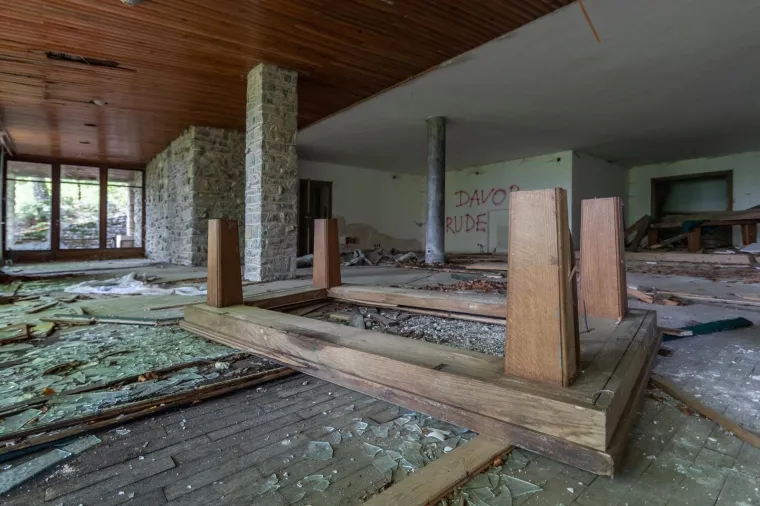 Titova vila na Plitvicama: nekada kruna arhitekture, a danas opljačkana ru&scaron;evina