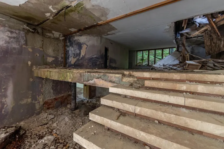 Titova vila na Plitvicama: nekada kruna arhitekture, a danas opljačkana ru&scaron;evina