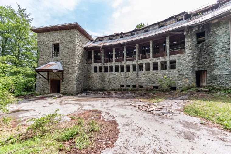 Titova vila na Plitvicama: nekada kruna arhitekture, a danas opljačkana ru&scaron;evina