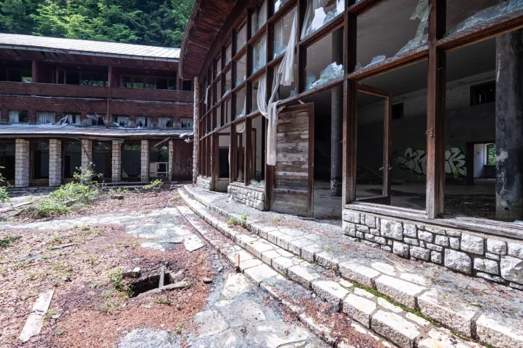 Titova vila na Plitvicama: nekada kruna arhitekture, a danas opljačkana ru&scaron;evina