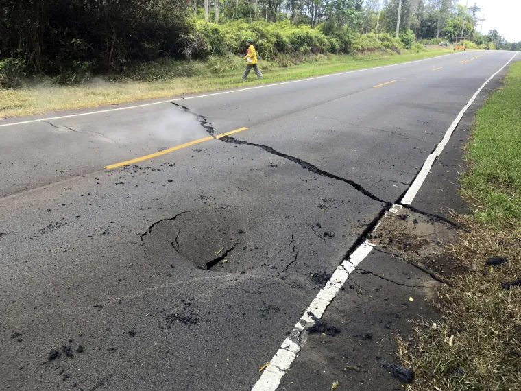 Užarena lava &scaron;iklja iz pukotina u &scaron;umi: najmanje 26 domova uni&scaron;teno na Havajima