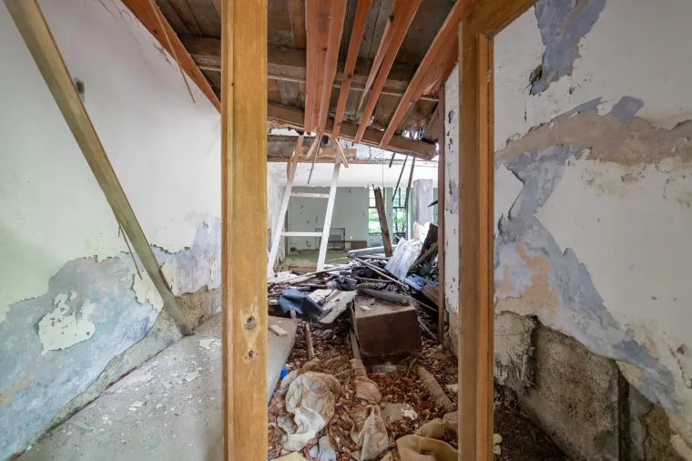 NEKAD KRUNA ARHITEKTURE, DANAS RUŠEVINA: Pogledajte kako izgleda Titova vila na Plitvičkim jezerima