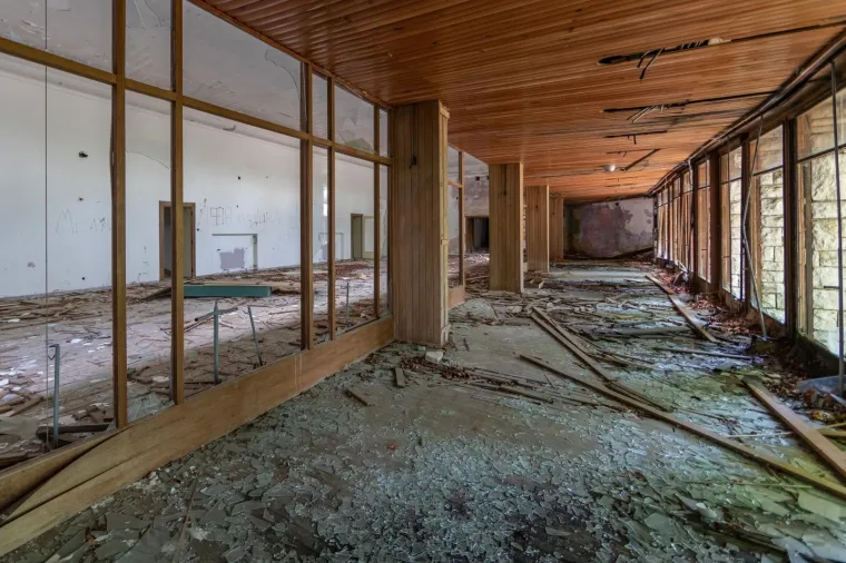 U vili su postojale kuglana, dvorana za biljar, kino, dvorane za sastanke i dnevni odmor, apartmani za elitne goste te uredski prostori.