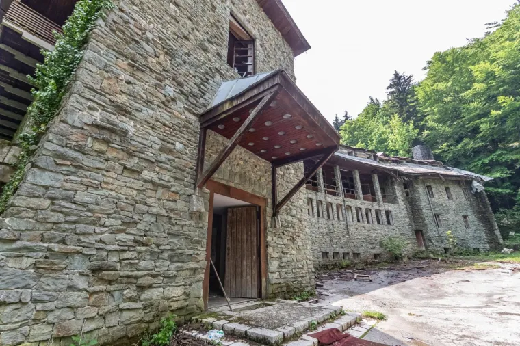 Gradili su je politički zatvorenici iz Gradiške, Lepoglave, Mitrovice i s Golog otoka. U vrijeme gradnje bila je najskuplja rezidencija nekog predsjednika.