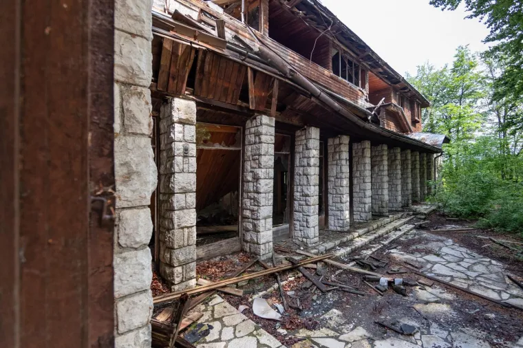 NEKAD KRUNA ARHITEKTURE, DANAS RUŠEVINA: Pogledajte kako izgleda Titova vila na Plitvičkim jezerima