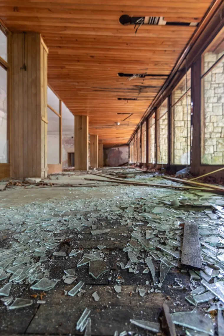 NEKAD KRUNA ARHITEKTURE, DANAS RUŠEVINA: Pogledajte kako izgleda Titova vila na Plitvičkim jezerima