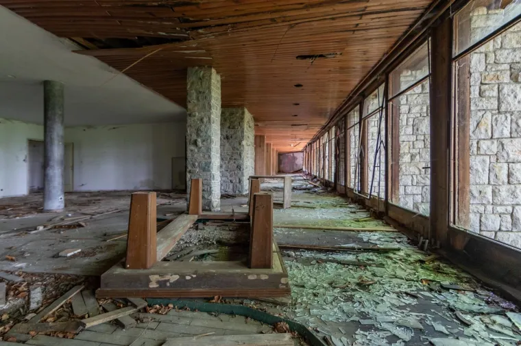 NEKAD KRUNA ARHITEKTURE, DANAS RUŠEVINA: Pogledajte kako izgleda Titova vila na Plitvičkim jezerima