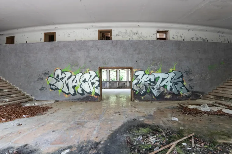 NEKAD KRUNA ARHITEKTURE, DANAS RUŠEVINA: Pogledajte kako izgleda Titova vila na Plitvičkim jezerima