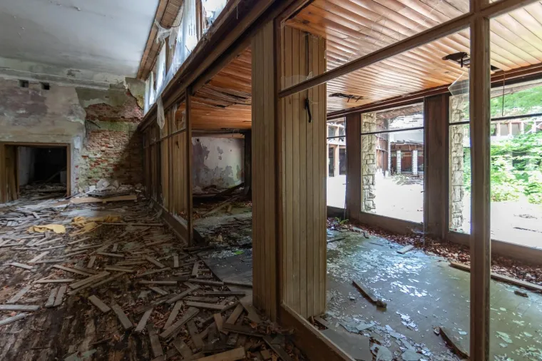 NEKAD KRUNA ARHITEKTURE, DANAS RU&Scaron;EVINA: Pogledajte kako izgleda Titova vila na Plitvičkim jezerima