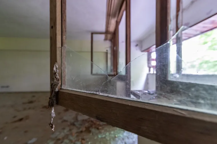 NEKAD KRUNA ARHITEKTURE, DANAS RU&Scaron;EVINA: Pogledajte kako izgleda Titova vila na Plitvičkim jezerima