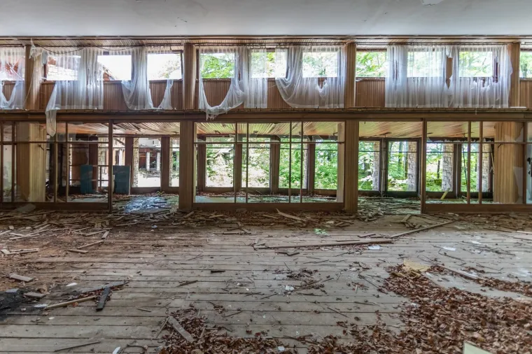 NEKAD KRUNA ARHITEKTURE, DANAS RU&Scaron;EVINA: Pogledajte kako izgleda Titova vila na Plitvičkim jezerima