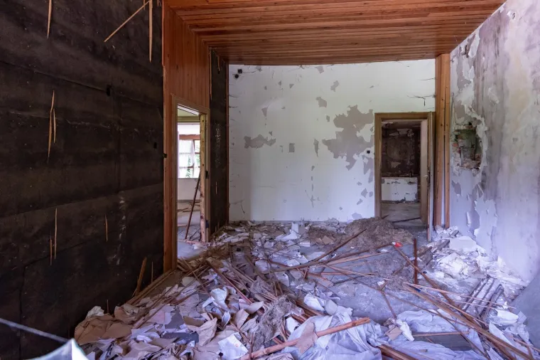 NEKAD KRUNA ARHITEKTURE, DANAS RU&Scaron;EVINA: Pogledajte kako izgleda Titova vila na Plitvičkim jezerima