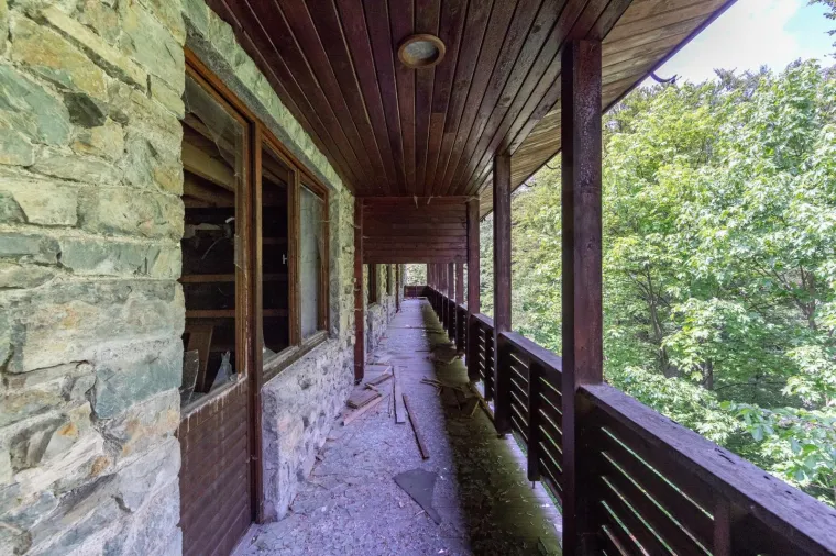 NEKAD KRUNA ARHITEKTURE, DANAS RU&Scaron;EVINA: Pogledajte kako izgleda Titova vila na Plitvičkim jezerima