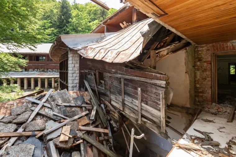 NEKAD KRUNA ARHITEKTURE, DANAS RU&Scaron;EVINA: Pogledajte kako izgleda Titova vila na Plitvičkim jezerima