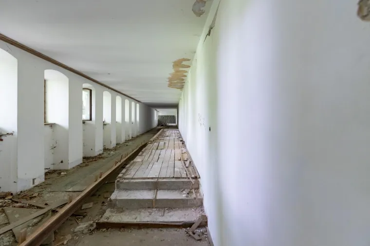 NEKAD KRUNA ARHITEKTURE, DANAS RU&Scaron;EVINA: Pogledajte kako izgleda Titova vila na Plitvičkim jezerima