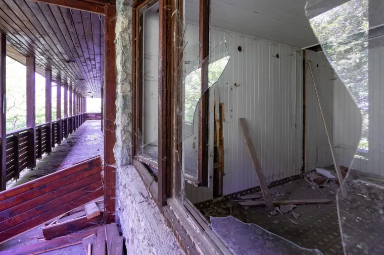 NEKAD KRUNA ARHITEKTURE, DANAS RU&Scaron;EVINA: Pogledajte kako izgleda Titova vila na Plitvičkim jezerima