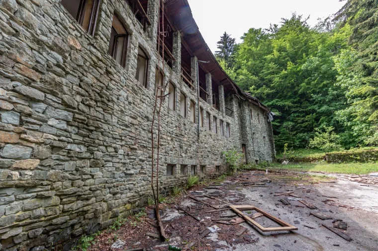 NEKAD KRUNA ARHITEKTURE, DANAS RU&Scaron;EVINA: Pogledajte kako izgleda Titova vila na Plitvičkim jezerima