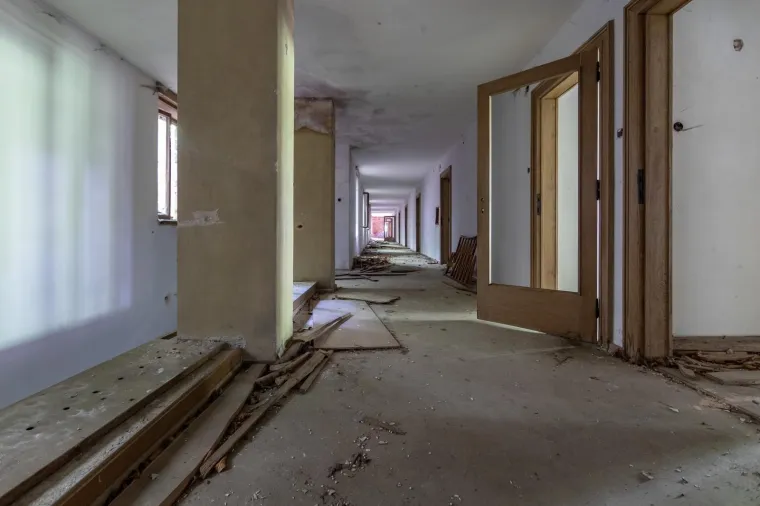 NEKAD KRUNA ARHITEKTURE, DANAS RU&Scaron;EVINA: Pogledajte kako izgleda Titova vila na Plitvičkim jezerima