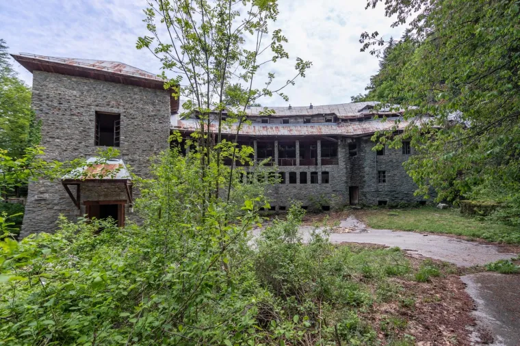 Plitvička jezera - Devastirana i u stanju totalnog propadanja Vila Izvor ili Objekt 99, kako vilu zovu mje&scaron;tani i djelatnici Nacionalnog parka Plitvice, smje&scaron;tena je na skrovitom mjestu parka.