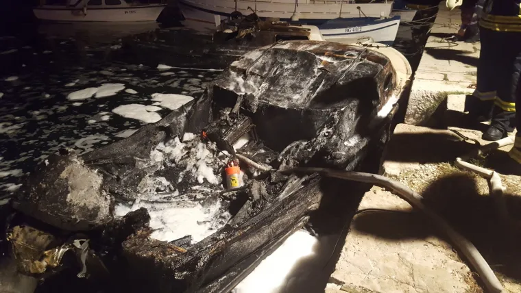 Požar na brodicama u luci Sv. Filip i Jakov: nema stradalih, ali je materijalna &scaron;teta velika