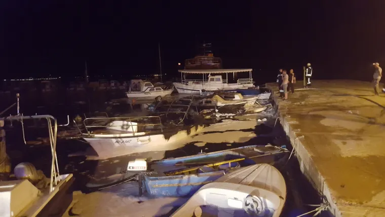 Požar na brodicama u luci Sv. Filip i Jakov: nema stradalih, ali je materijalna &scaron;teta velika